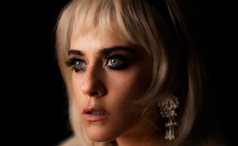 María León La actriz María León en el videoclip "Alguien tiene que morir" dirigido por Raúl Rosillo