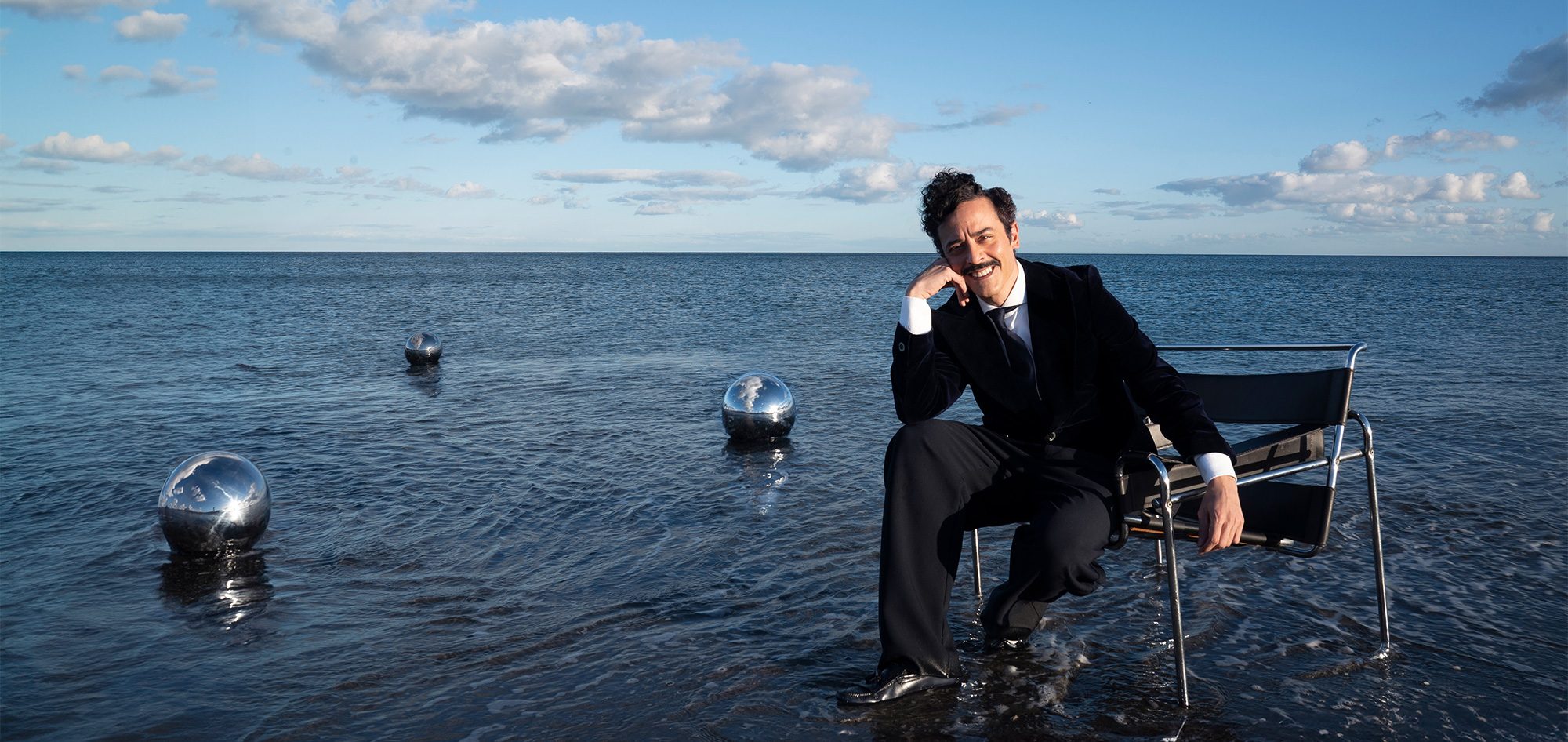 Raúl Rosillo Retrato del director creativo y fotógrafo Raúl Rosillo en el mar