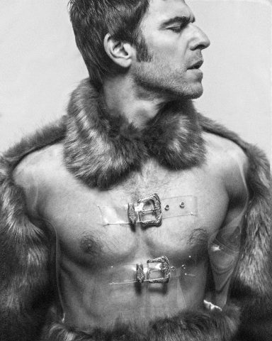 Alfonso Bassave Editorial de moda con el actor Alfonso Bassave. Fotografía, direción creativa y artística de Raúl Rosillo